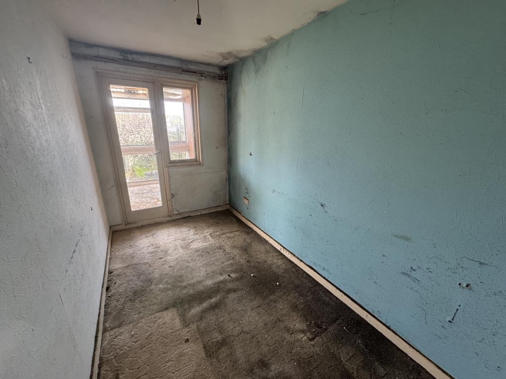 Lot: 157 - TWO-BEDROOM LINKED BUNGALOW FOR UPDATING AND REPAIR - Bedroom two